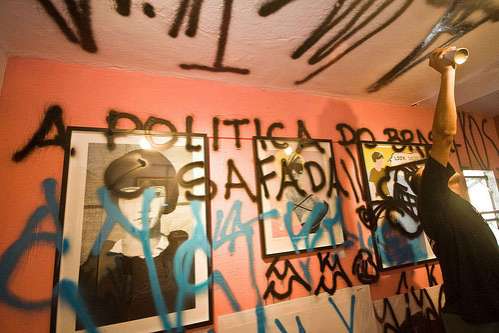 pixacao-gallery-graffiti-attack